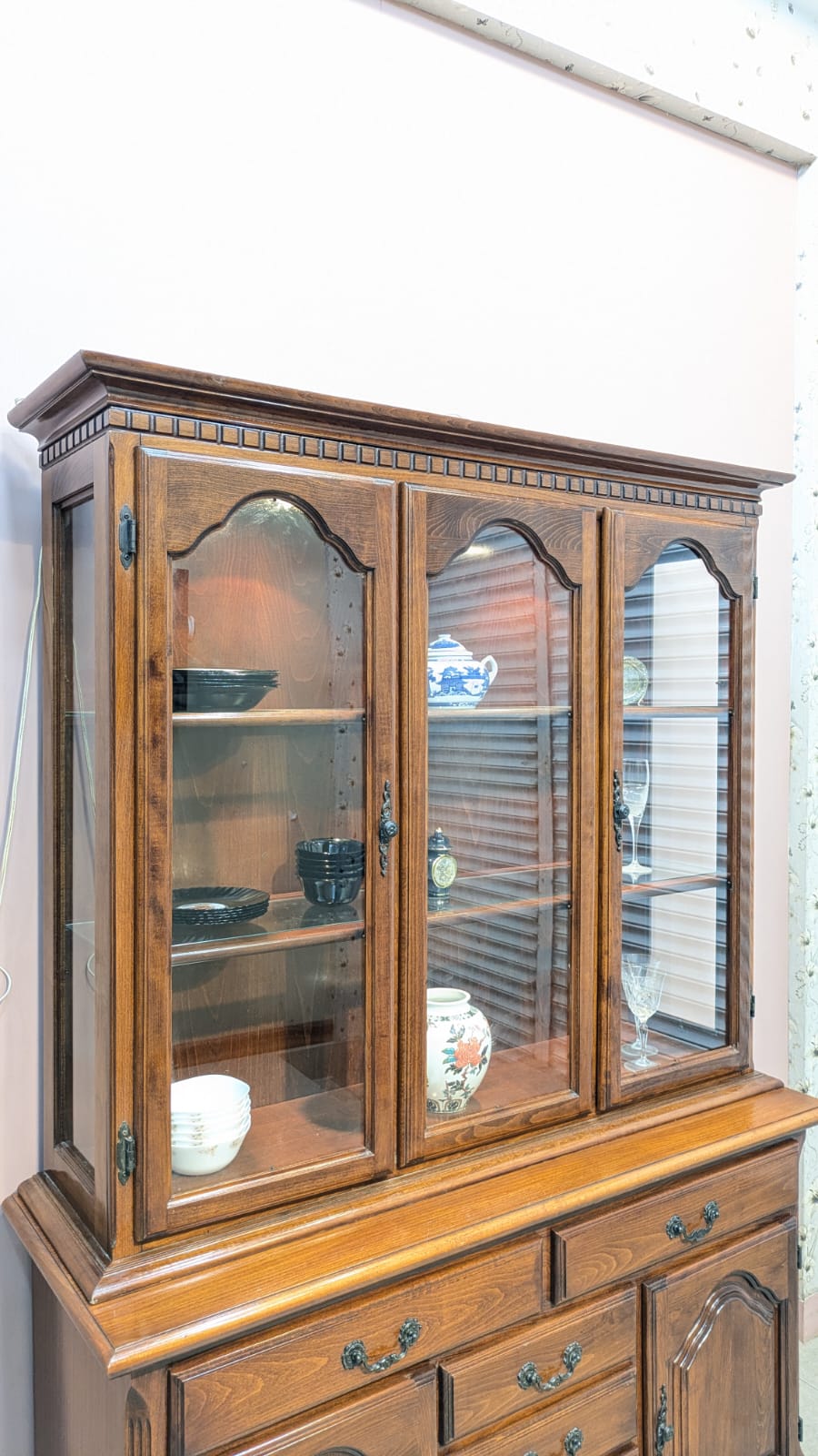 Imported American Queen Anne Extendable 8 Seater Dining Table with China Cabinet Cum Divider