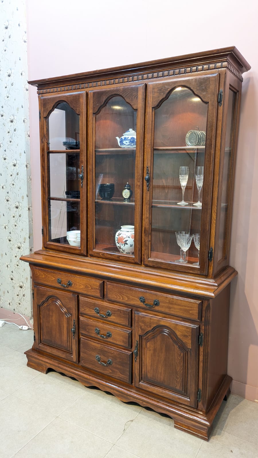 Imported American Queen Anne Extendable 8 Seater Dining Table with China Cabinet Cum Divider