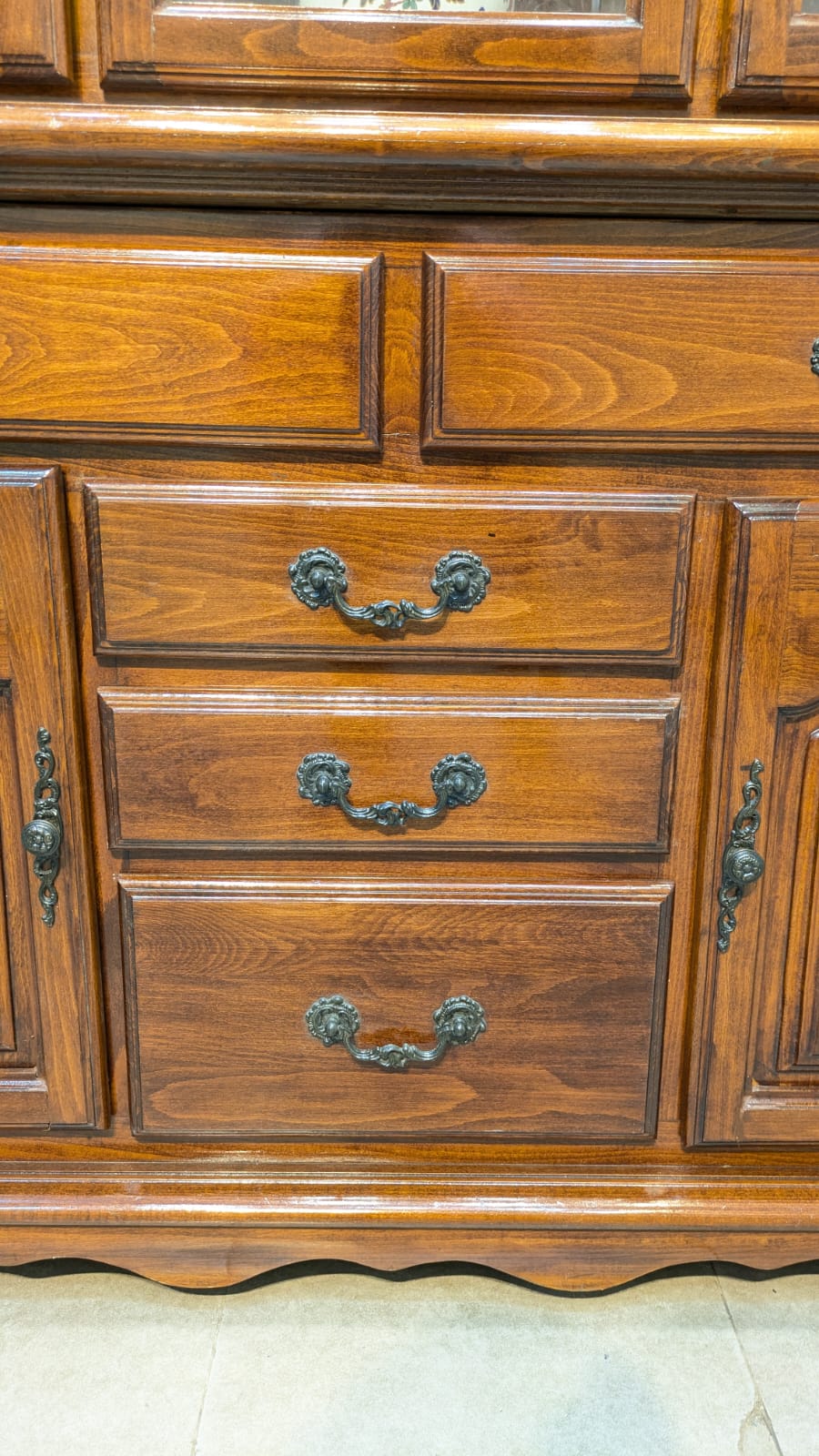 Imported American Queen Anne Extendable 8 Seater Dining Table with China Cabinet Cum Divider
