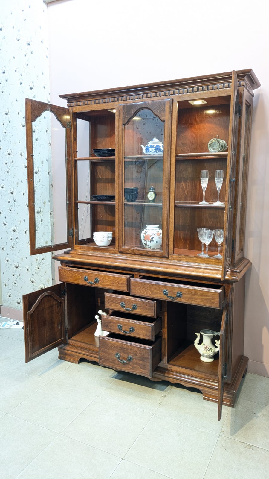 Imported American Queen Anne Extendable 8 Seater Dining Table with China Cabinet Cum Divider