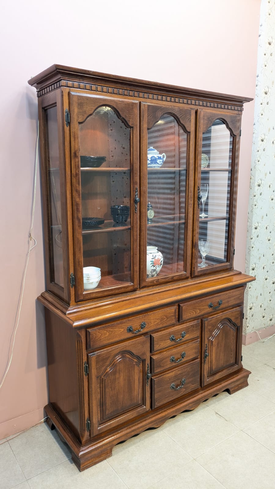 Imported American Queen Anne Extendable 8 Seater Dining Table with China Cabinet Cum Divider