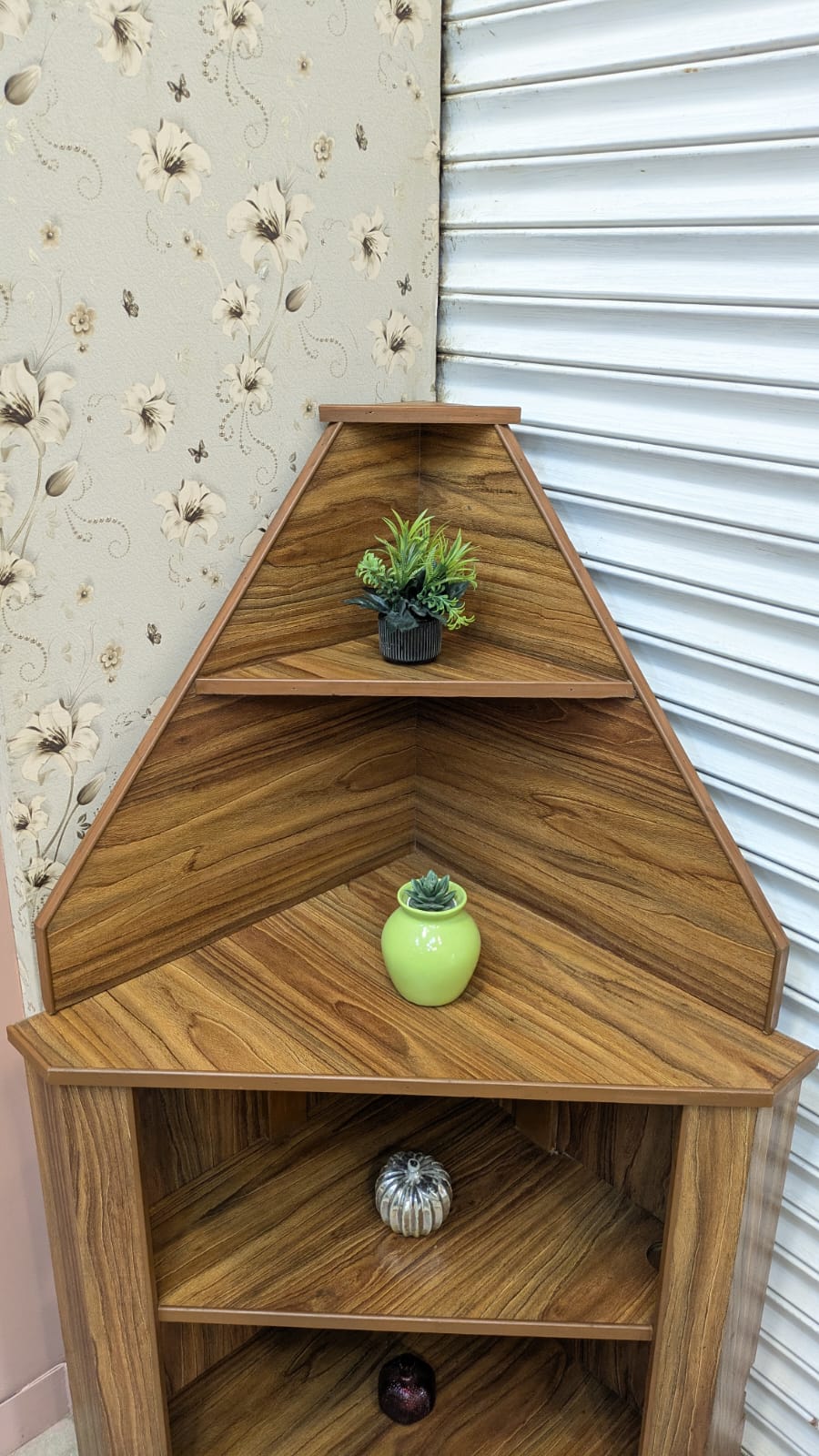 BEAUTIFUL CORNER DISPLAY SHELF – SET OF 2