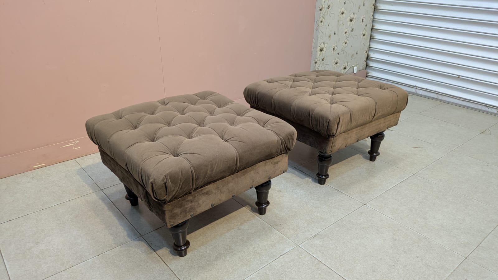 ELEGANT PAIR OF CHESTERFIELD OTTOMANS