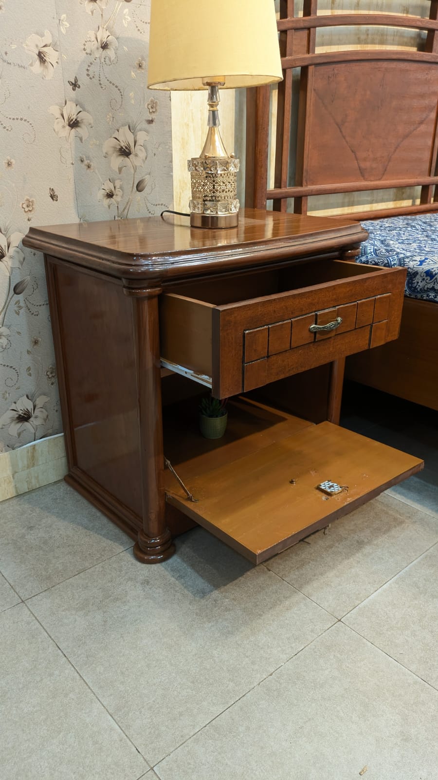 King Size Bed With 2 Side Tables