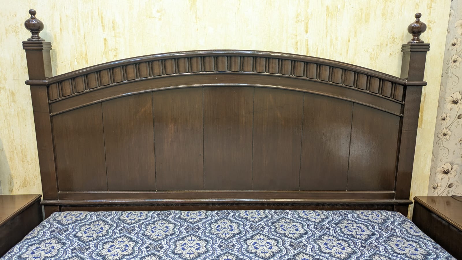 King Size Bed With 2 Side Tables
