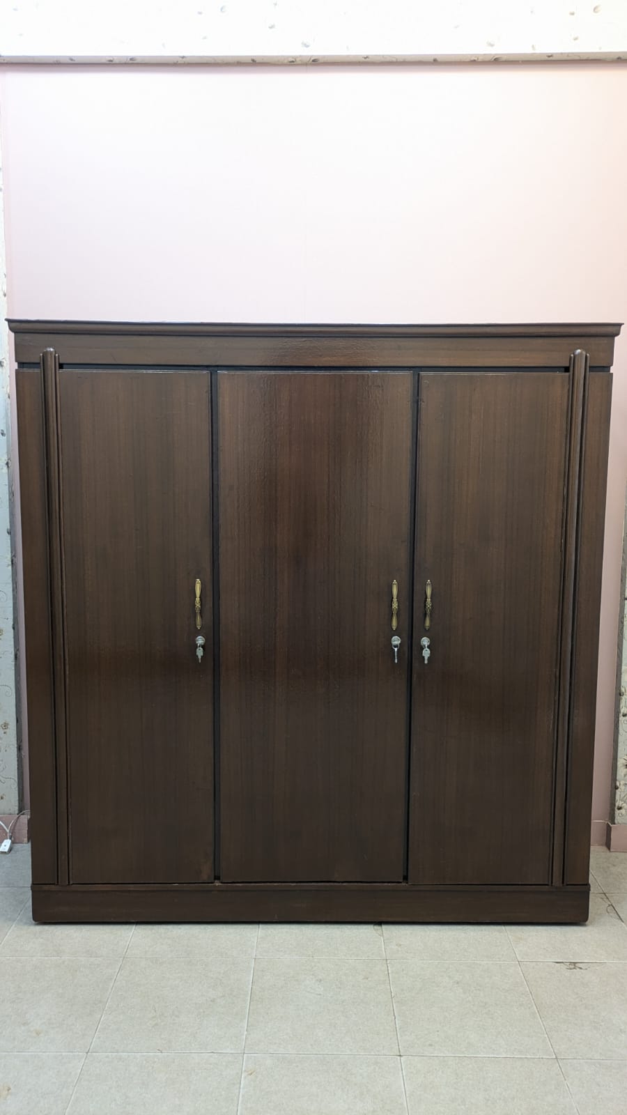ELEGANT 3-DOOR ALMIRAH – STYLE MEETS STORAGE