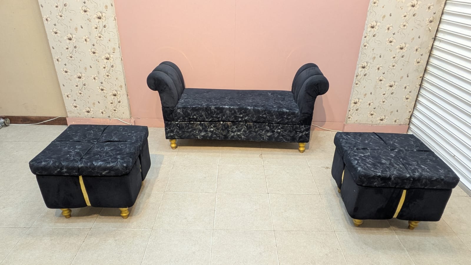 ELEGANT SETTEE WITH 2 MATCHING OTTOMANS