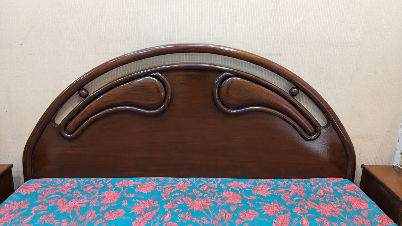 King Size Bed With 2 Side Tables