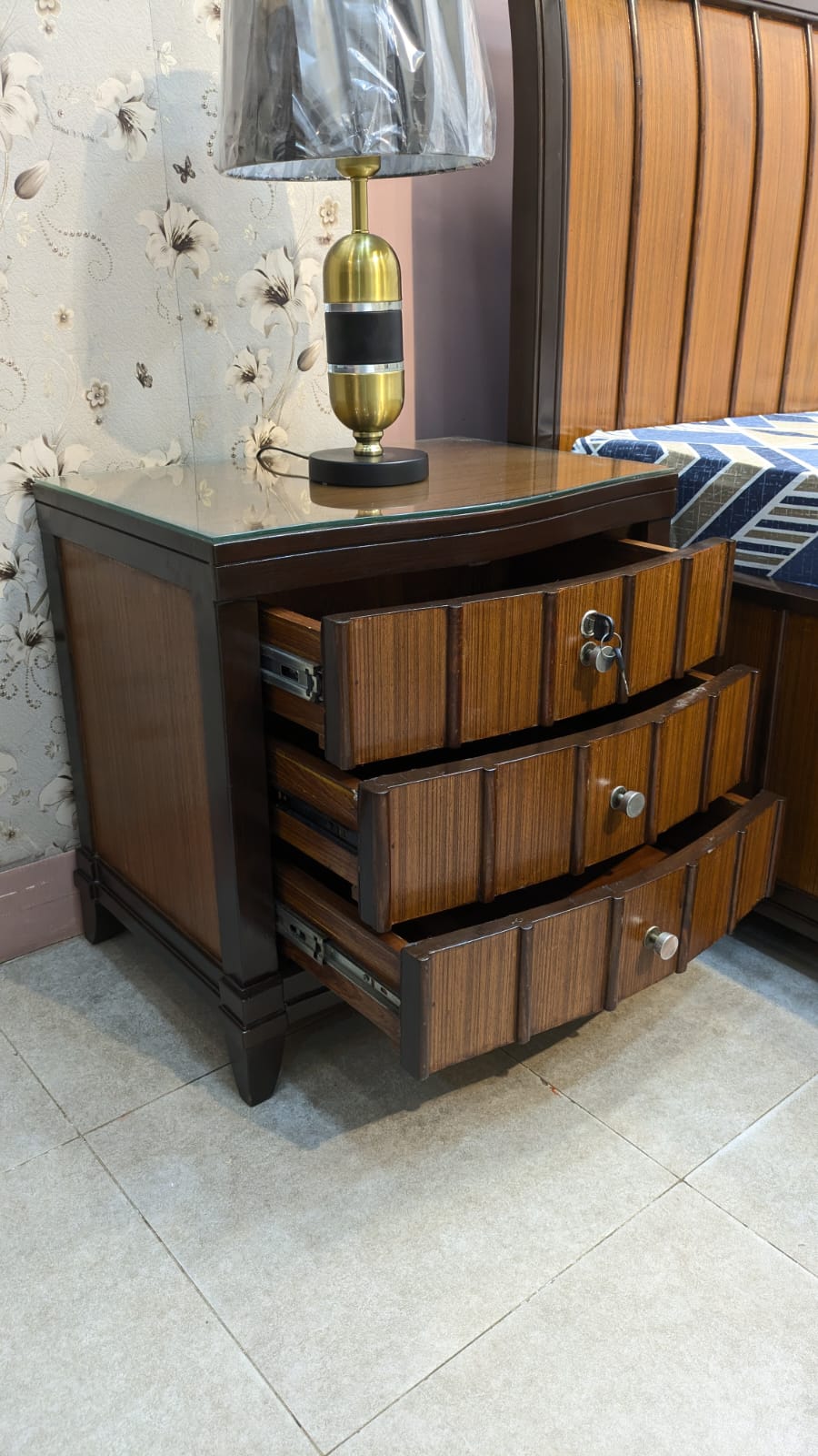 ELEGANT KING SIZE BED WITH 2 SIDE TABLES – STYLE MEETS SMART STORAGE!