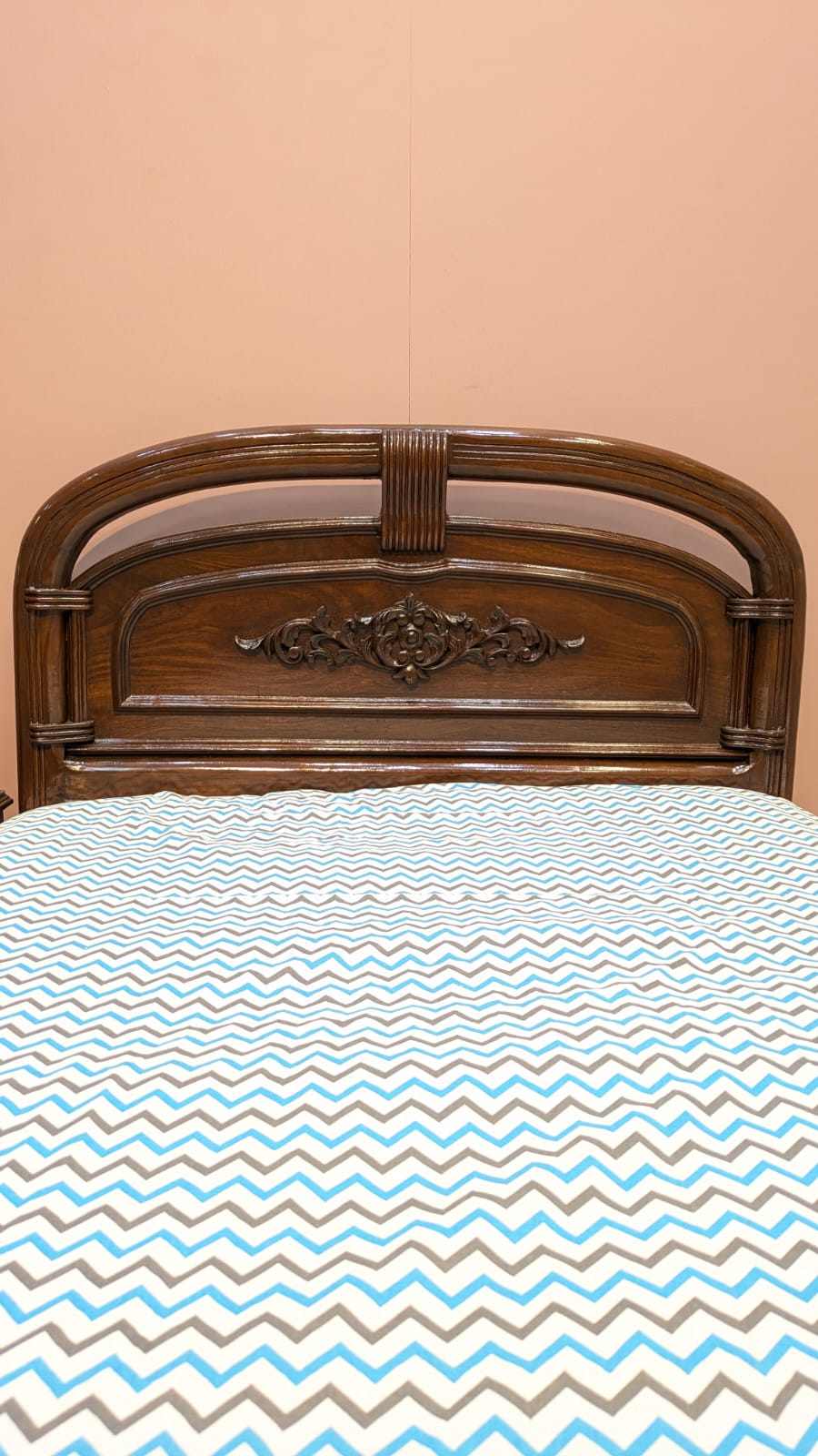 Single bed with 1 side table
