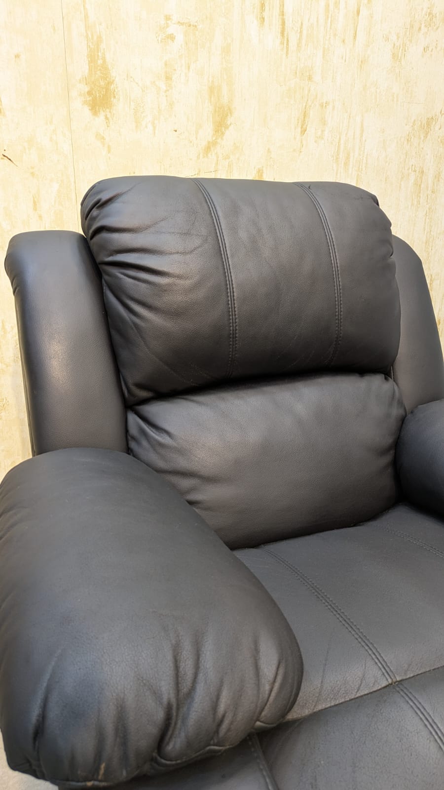 SUPER COMFORTABLE SKIN CONTACT LEATHER RECLINER
