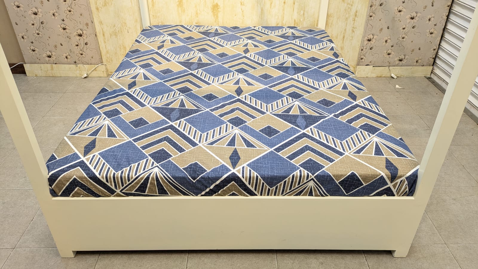 HOUSE-STYLE QUEEN SIZE BED WITH MATTRESS