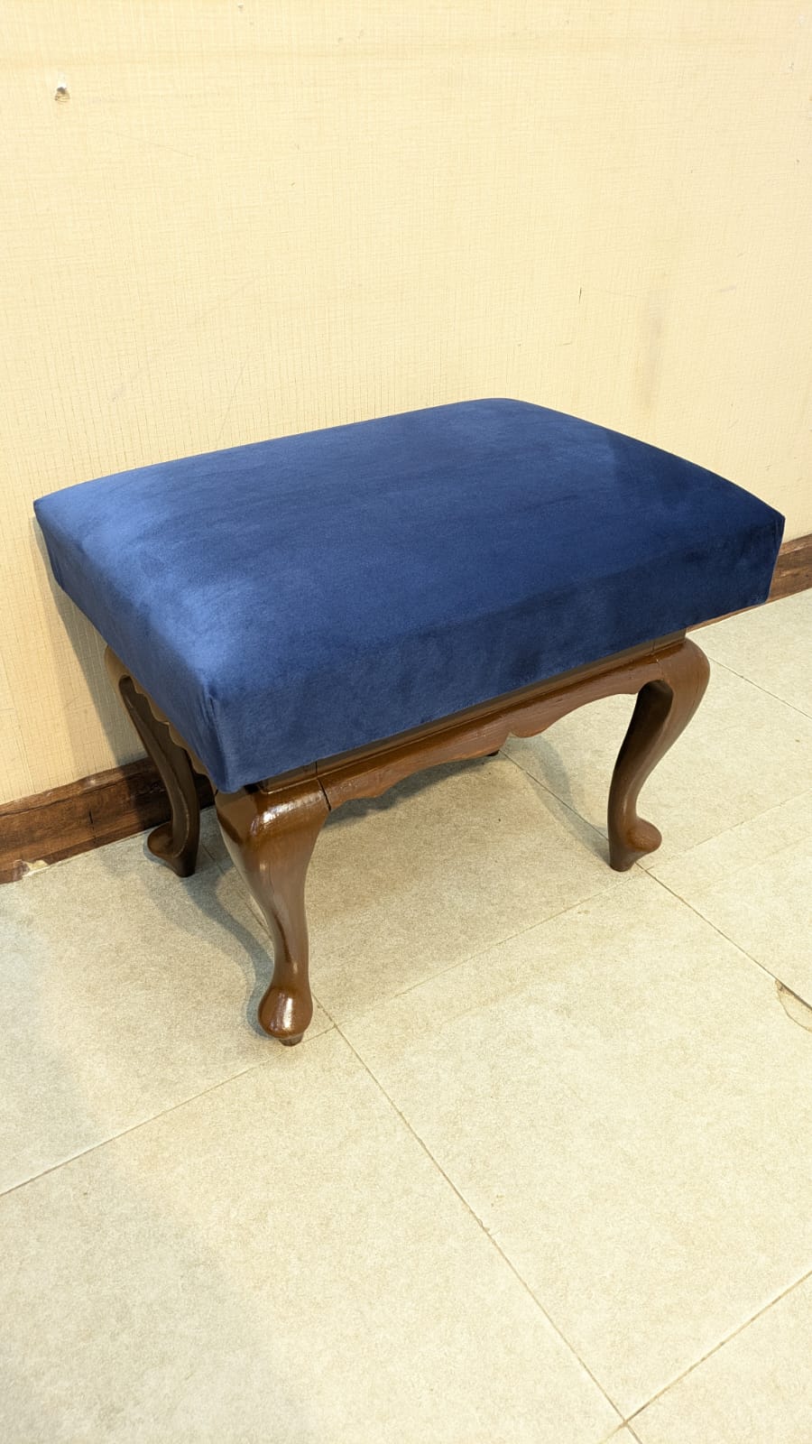 2 Seater Seattee with 4 Stools Or Pedicure Set