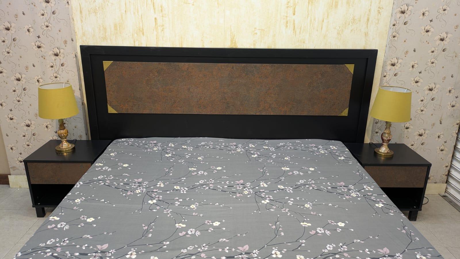 King Size Bed With 2 Side Table