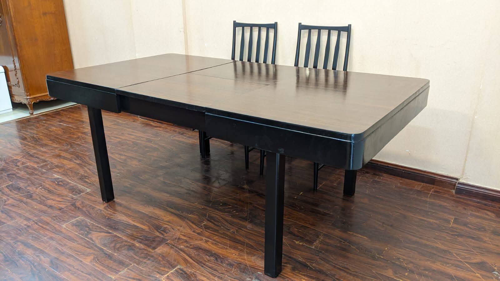 Extendable 6 Seater Dining Table with Extra Chair