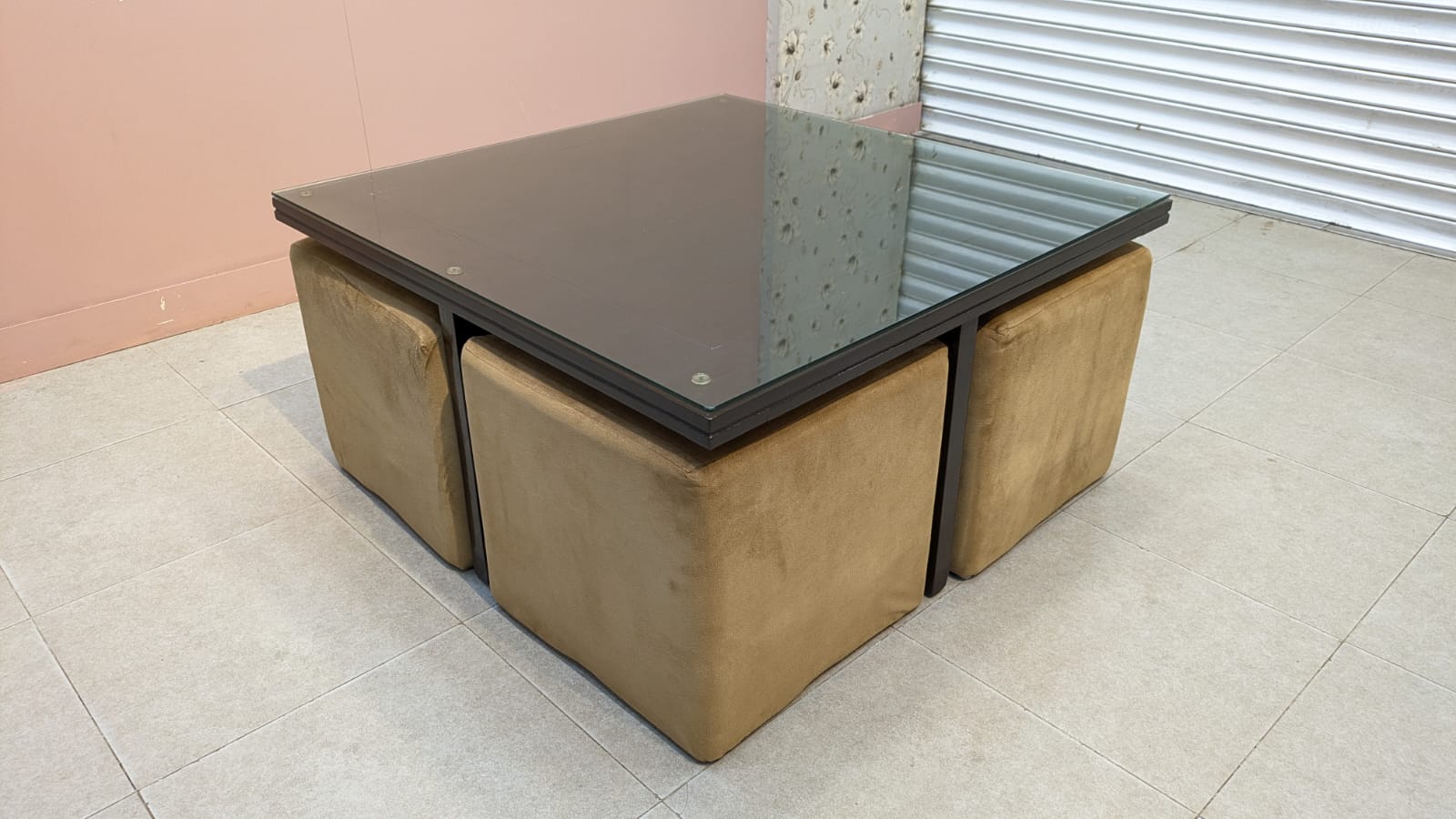 ELEGANT CENTER TABLE WITH 4 CUSHIONED STOOLS