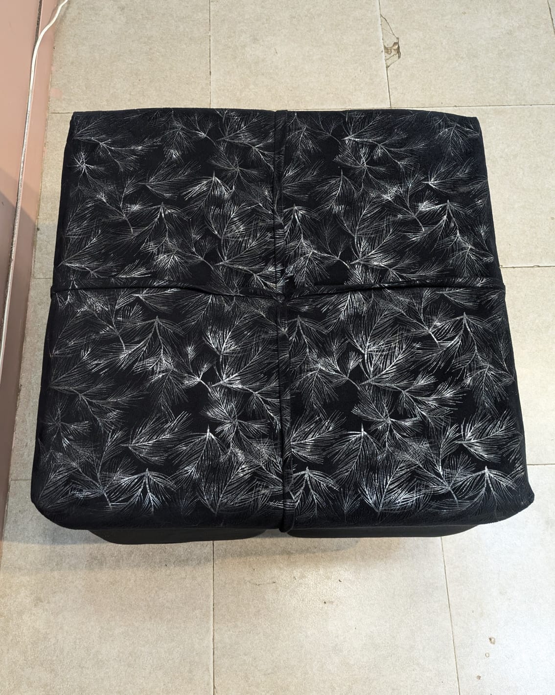 ELEGANT SETTEE WITH 2 MATCHING OTTOMANS