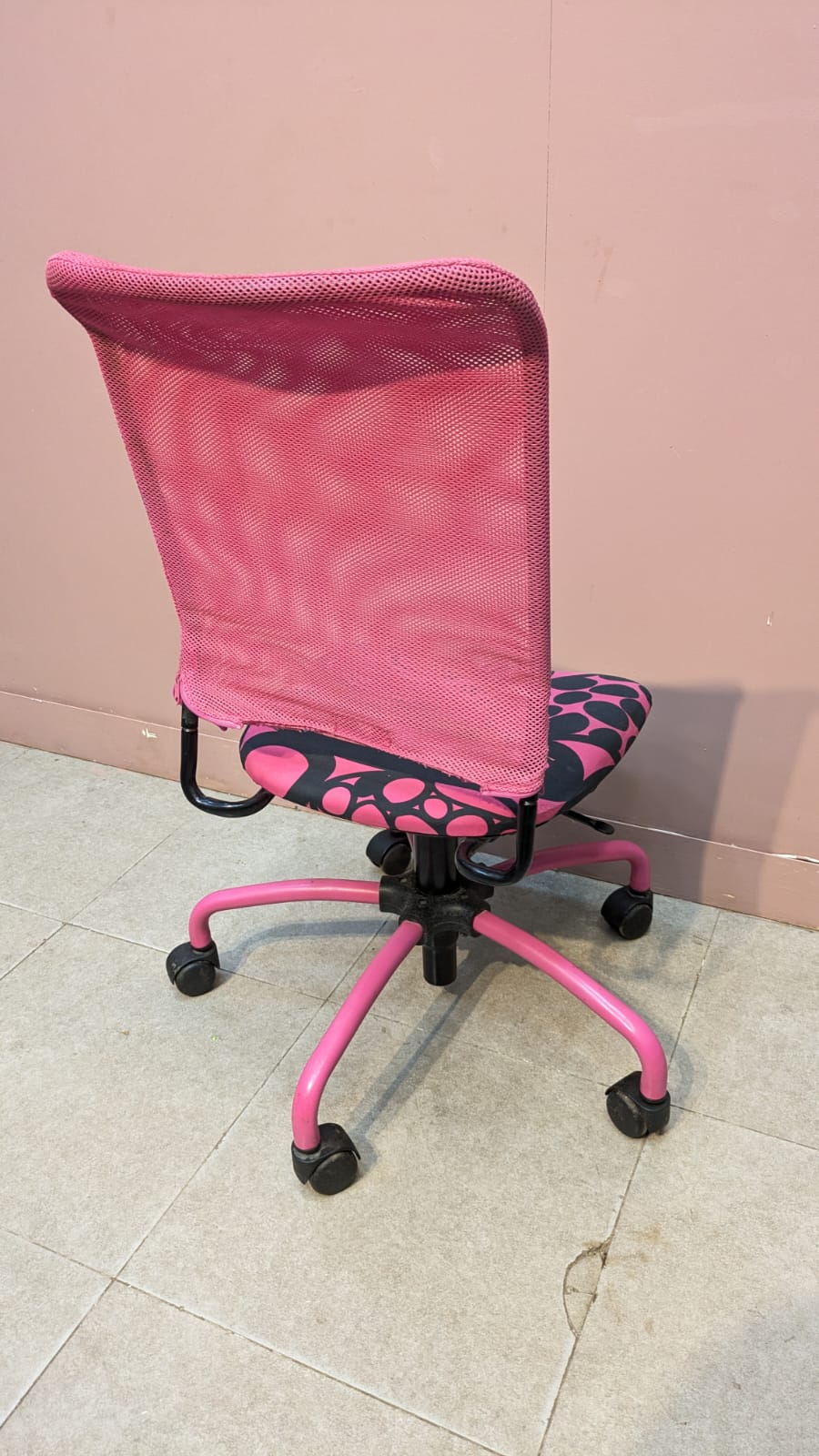 IMPORTED IKEA PINK SWIVEL CHAIR – STYLISH & COMFORTABLE!