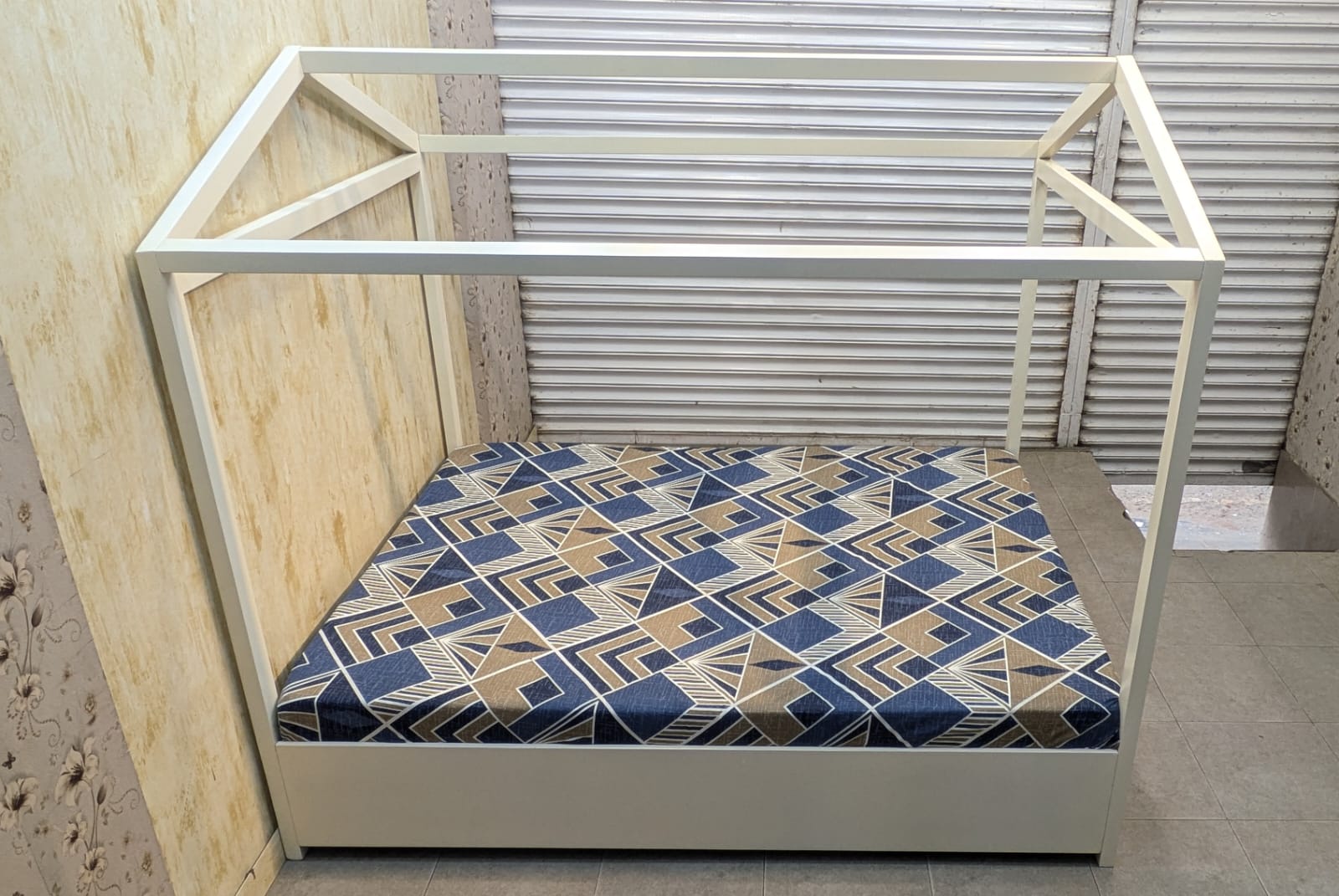 HOUSE-STYLE QUEEN SIZE BED WITH MATTRESS