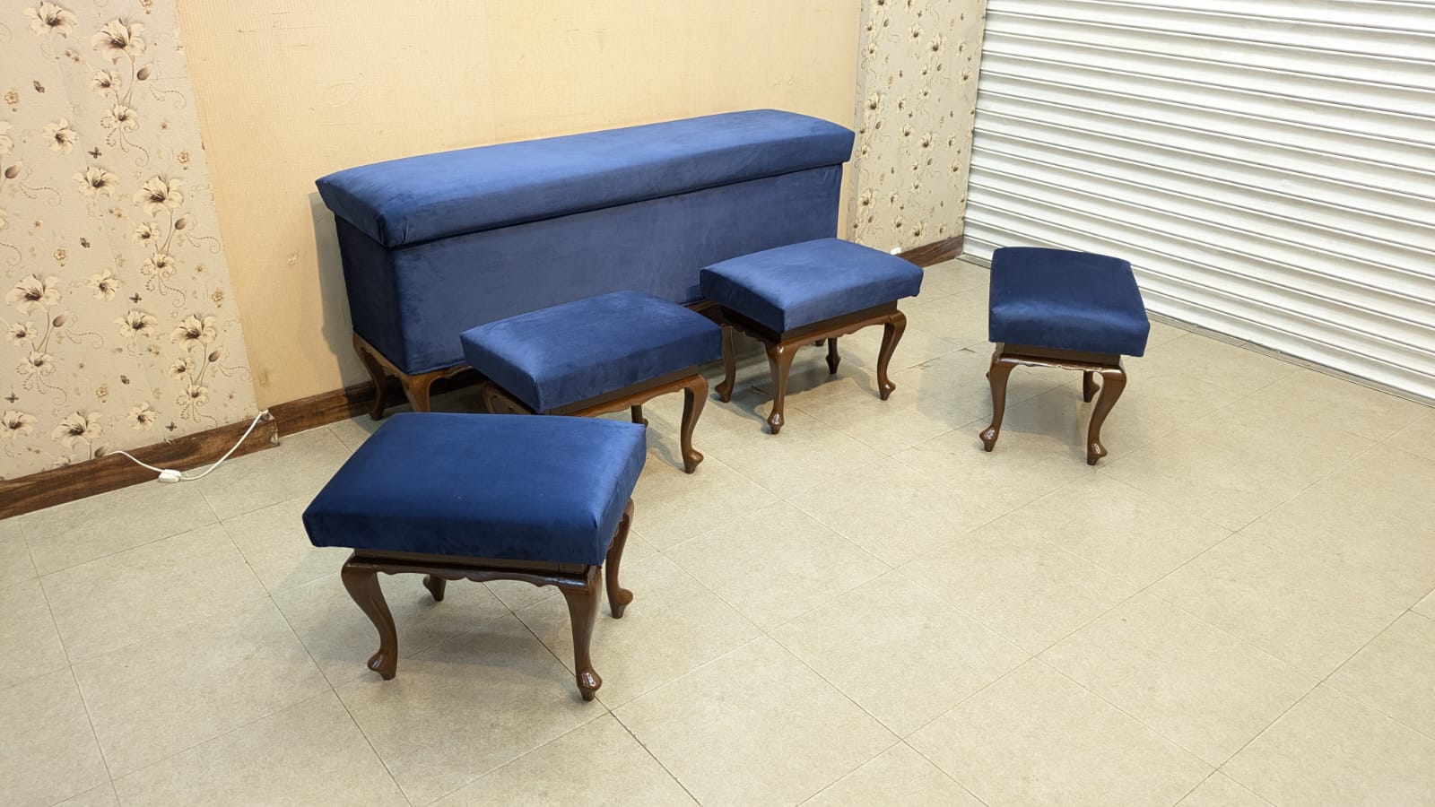 2 Seater Seattee with 4 Stools Or Pedicure Set