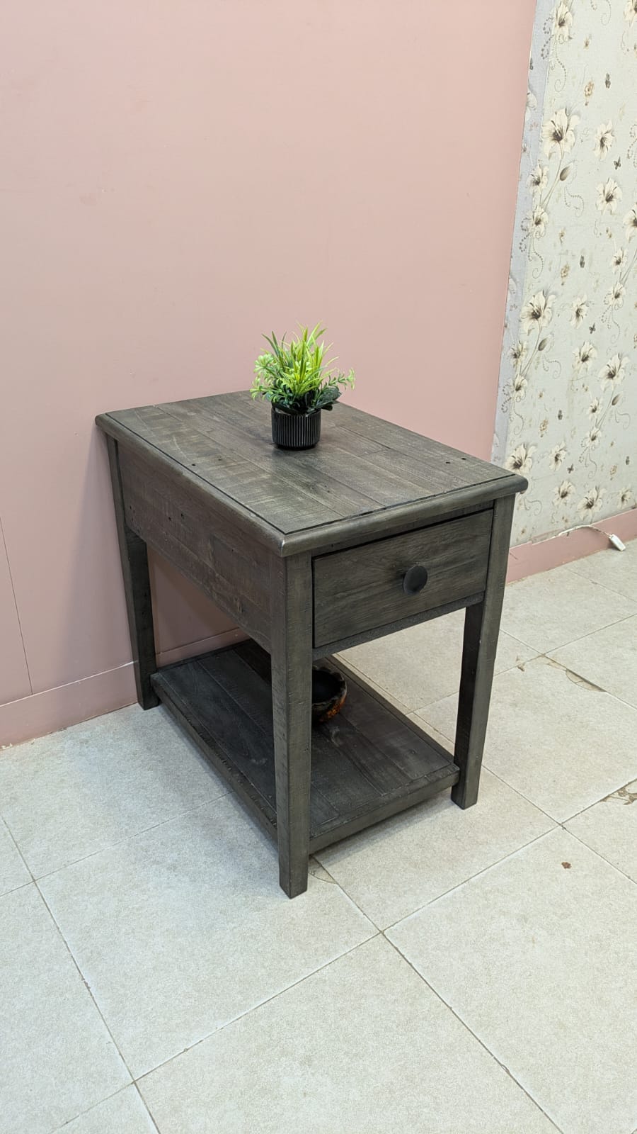 Imported American Ashley Furniture borlofeild Pair of Corner Table