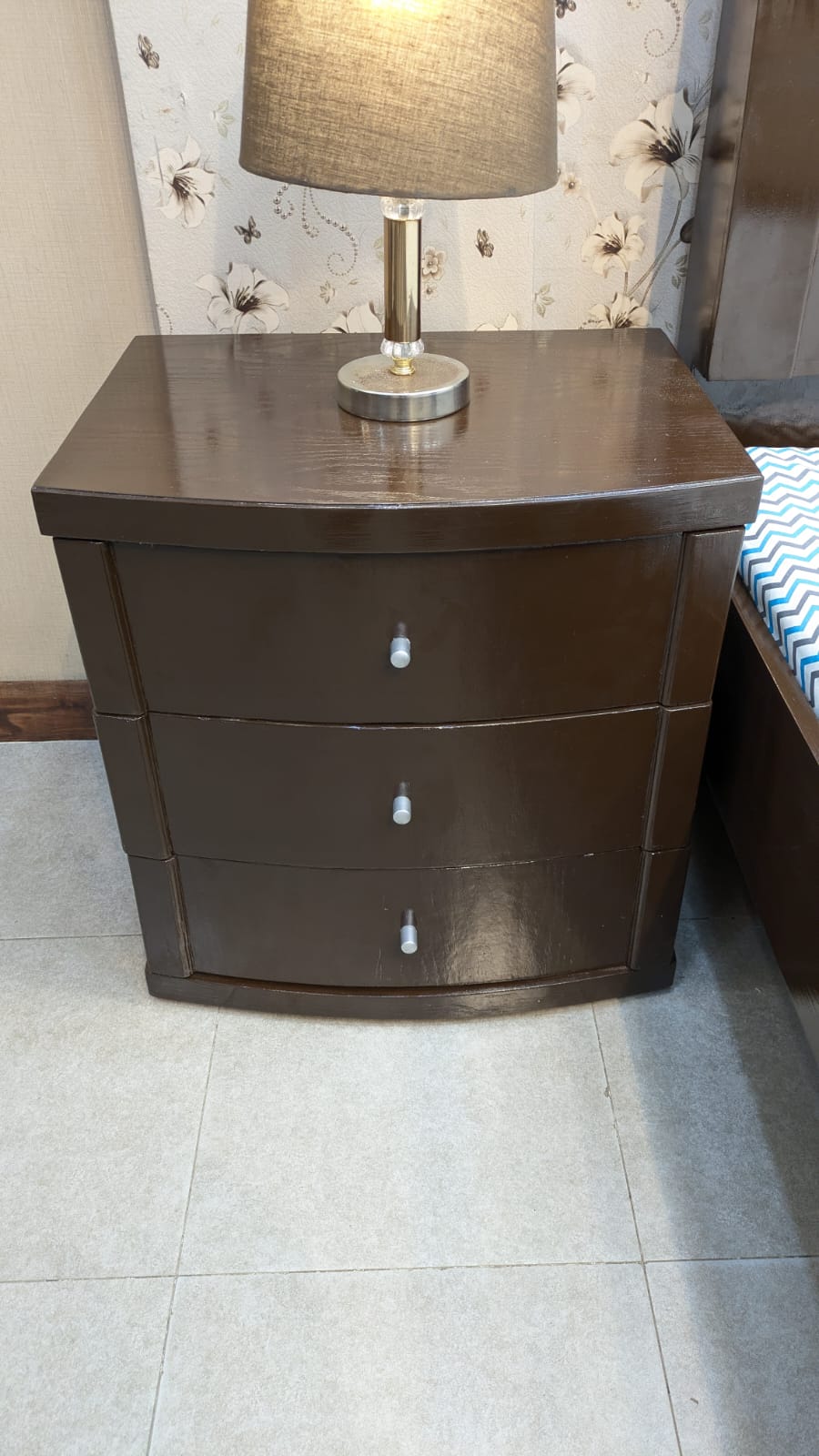 Pair Of Single Beds with 2 Side Tables