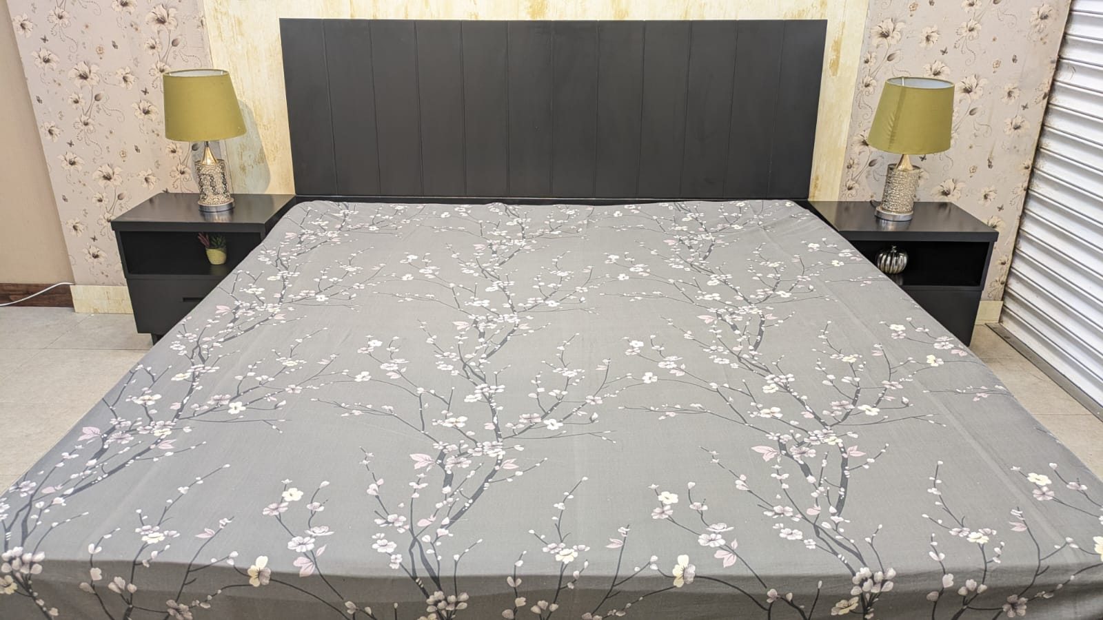 King Size Bed With 2 Side table
