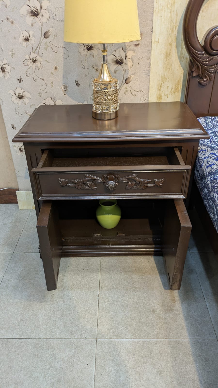 King Size Bed With 2 Side Tables