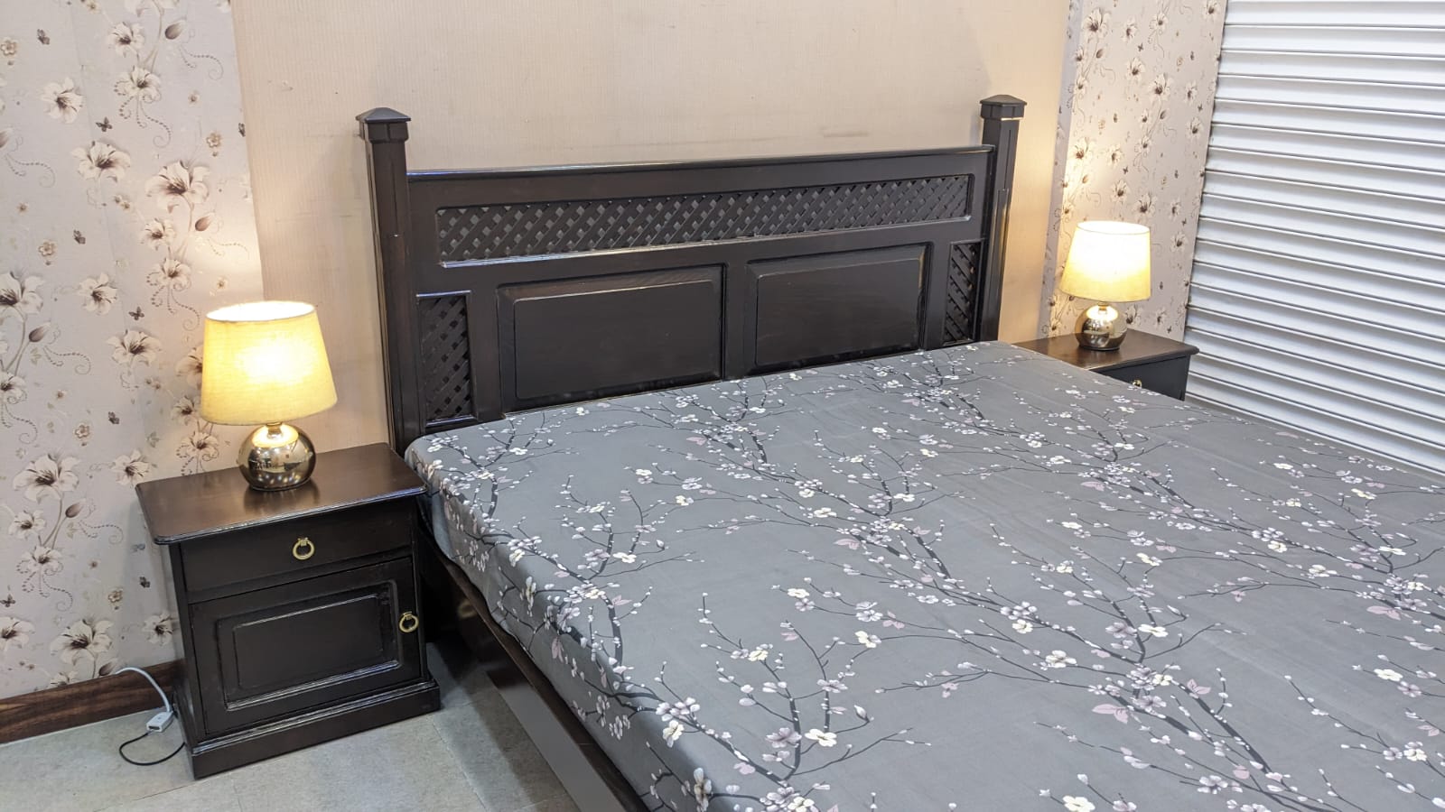 King Size Bed With 2 Side Tables