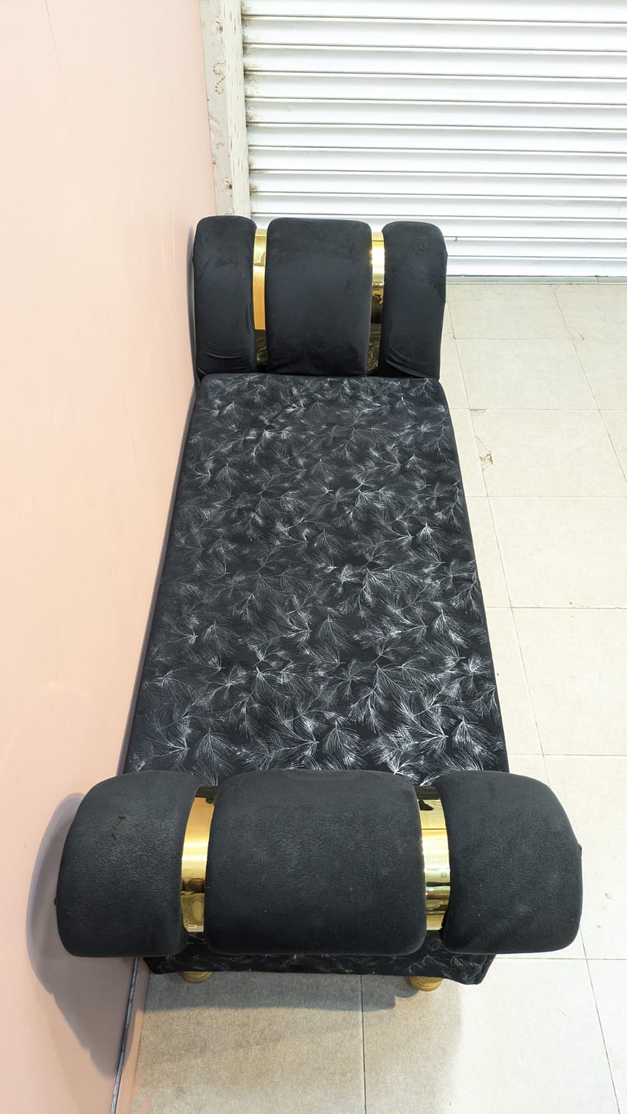 ELEGANT SETTEE WITH 2 MATCHING OTTOMANS