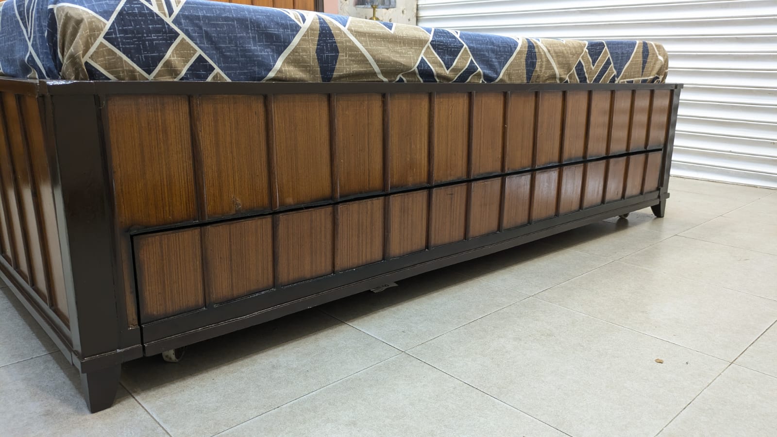ELEGANT KING SIZE BED WITH 2 SIDE TABLES – STYLE MEETS SMART STORAGE!
