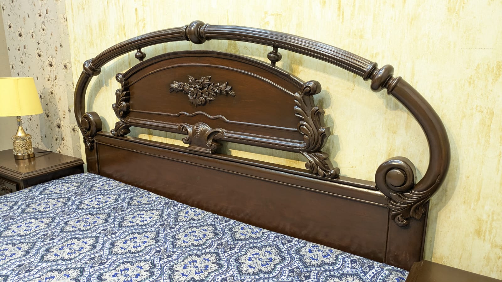King Size Bed With 2 Side Tables