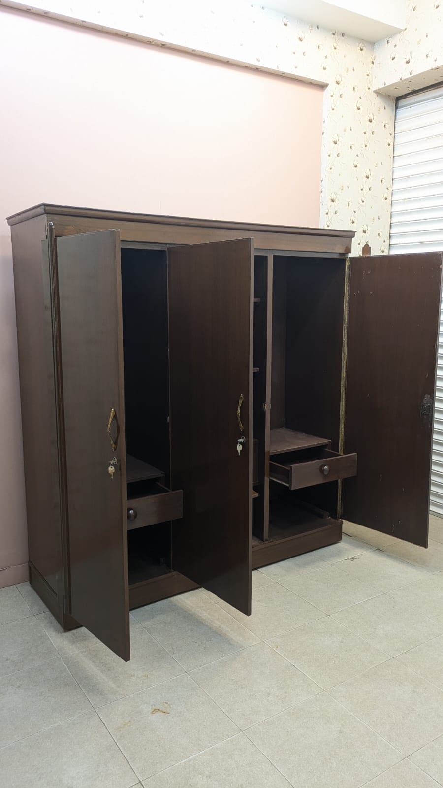 ELEGANT 3-DOOR ALMIRAH – STYLE MEETS STORAGE