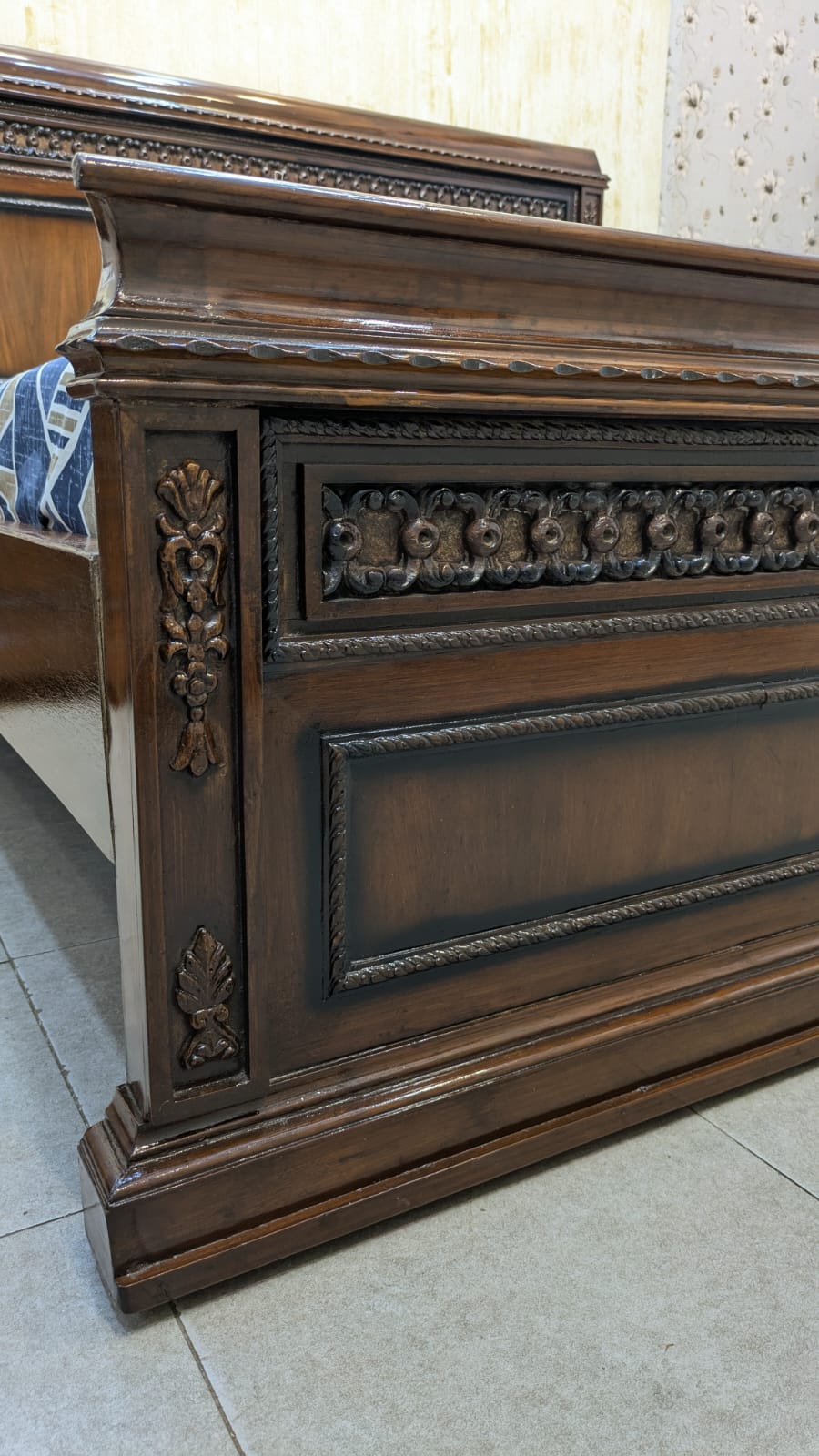 King Size Bed With 1 Side Table
