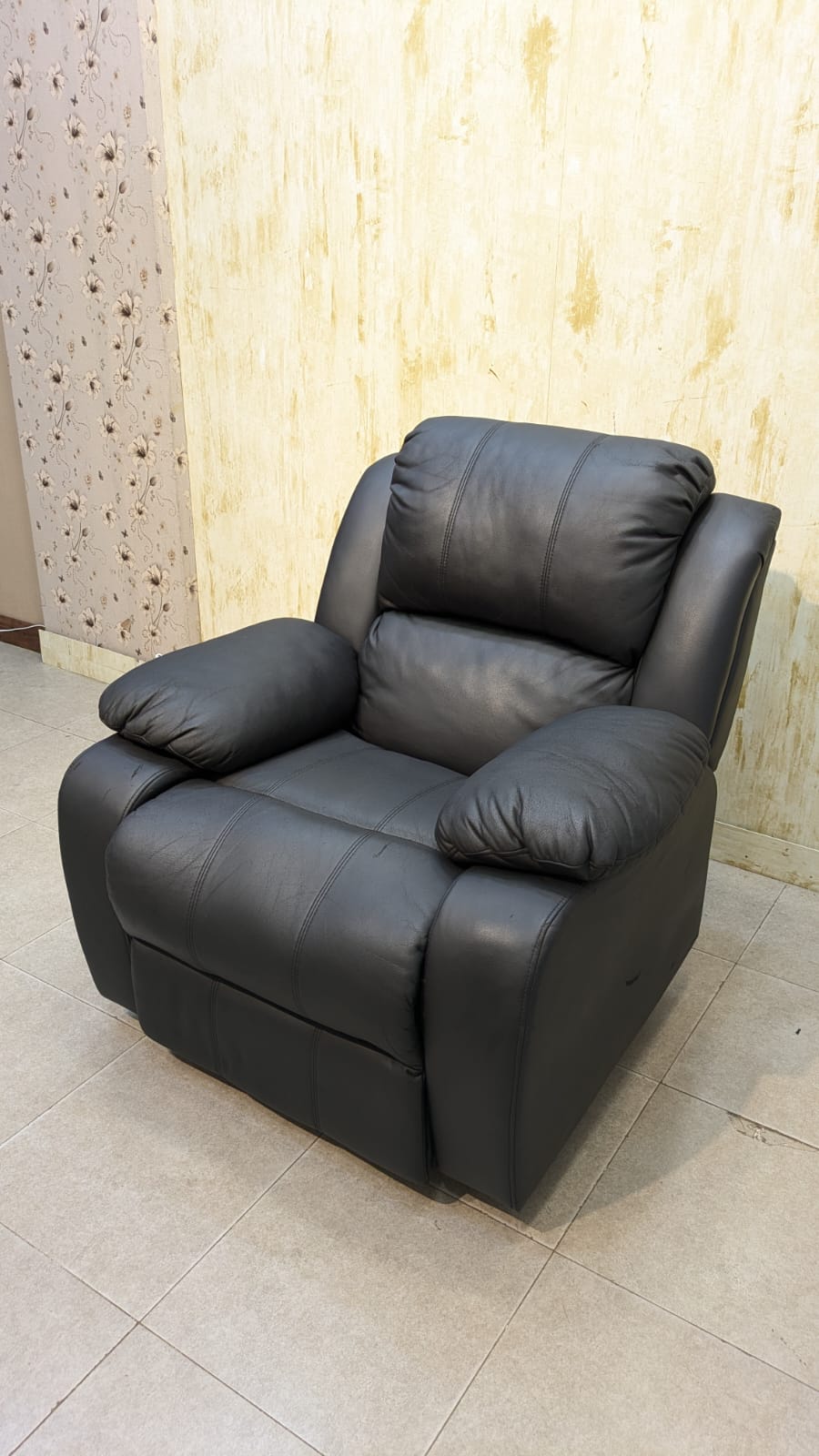 SUPER COMFORTABLE SKIN CONTACT LEATHER RECLINER