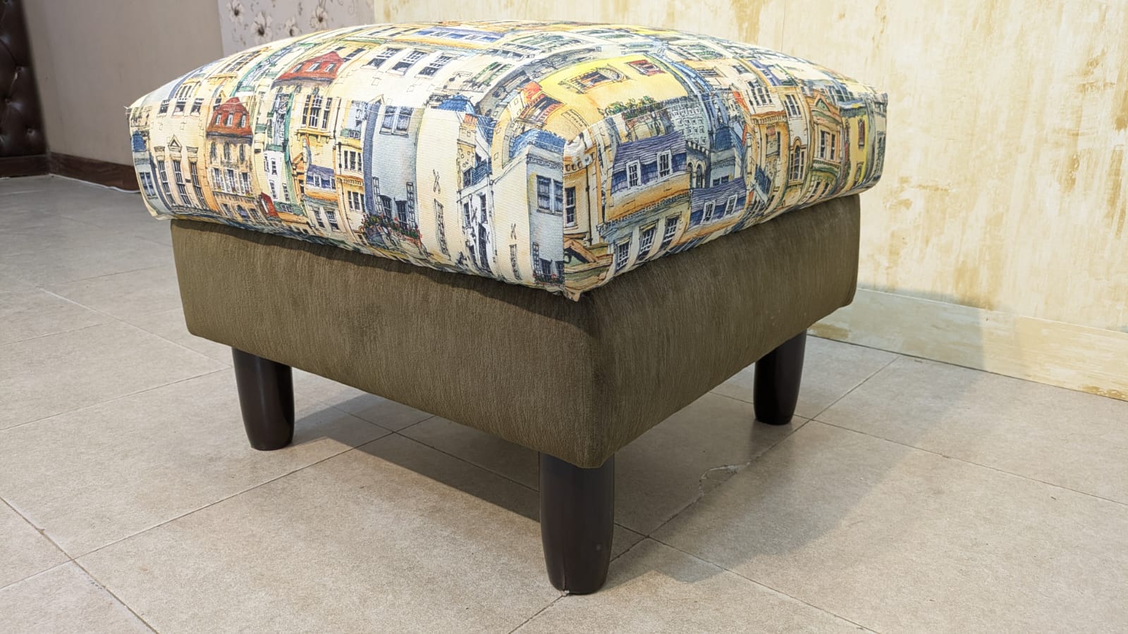 4 Seater Sofa Set with 2 Ottomans