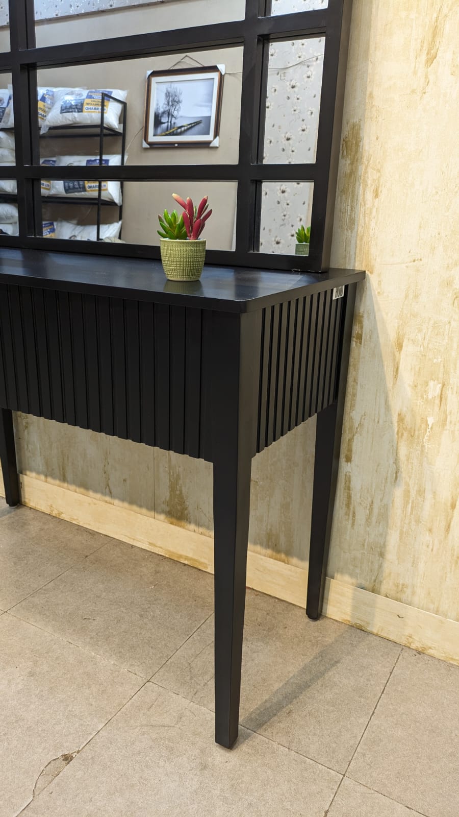Hoid Console with Wall Mounted Mirror
