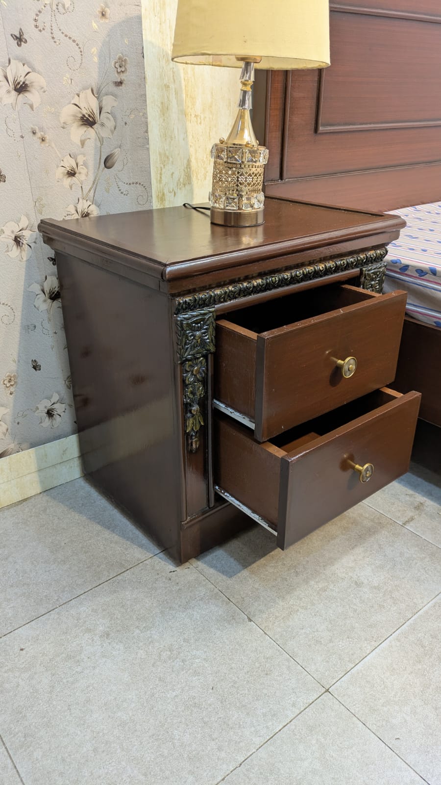 Elegant Sheesham Wood king Size Bed with 1 side table