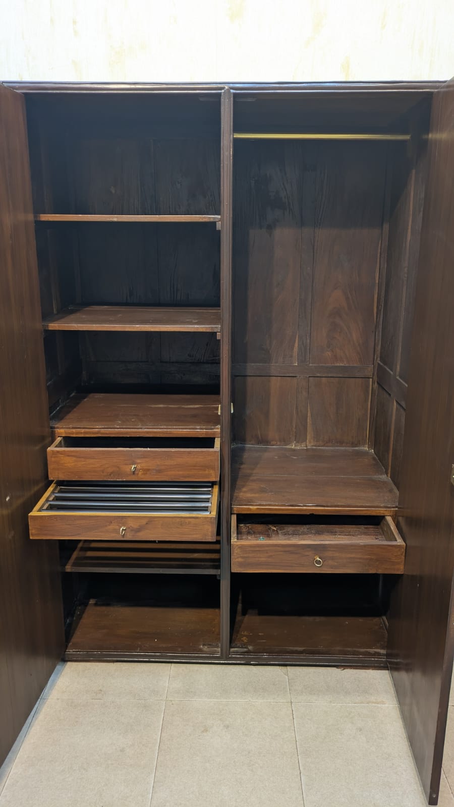 Sheesham Wood 2-Door Almirah