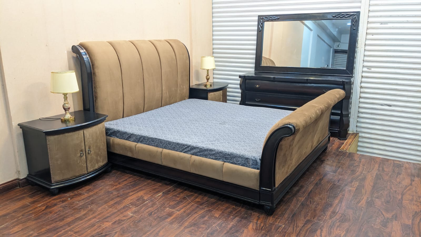 🔥Habitt🔥 King Size Bed with 2 Side Tables & Dressing Table