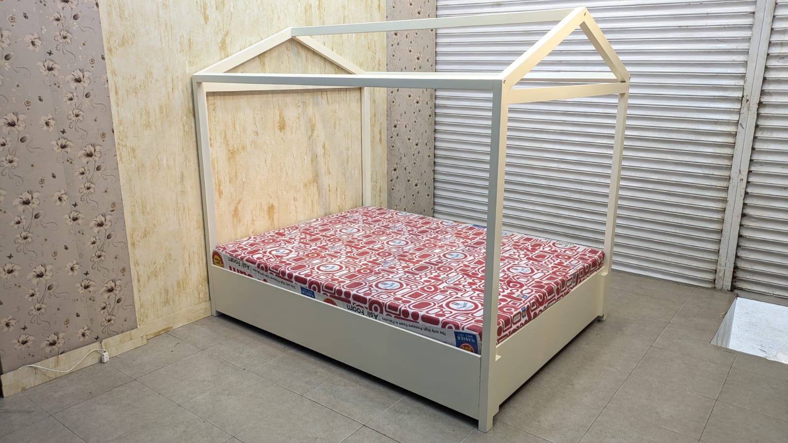 Queen Size Bed With Master Molty Foam Mattress