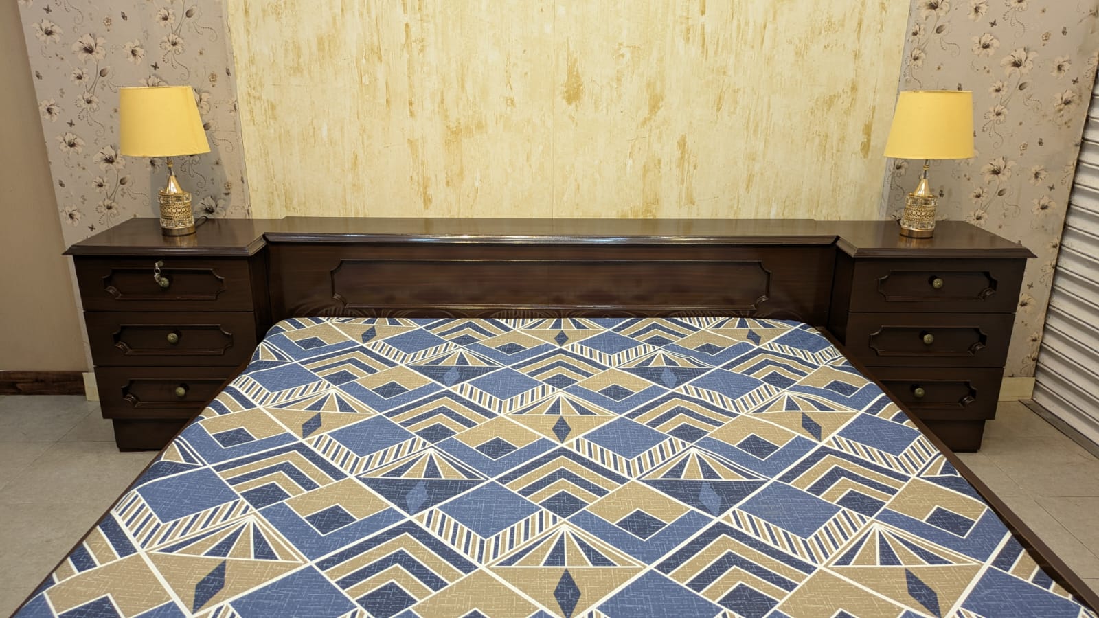 King Size Bed With 2 Side Tables