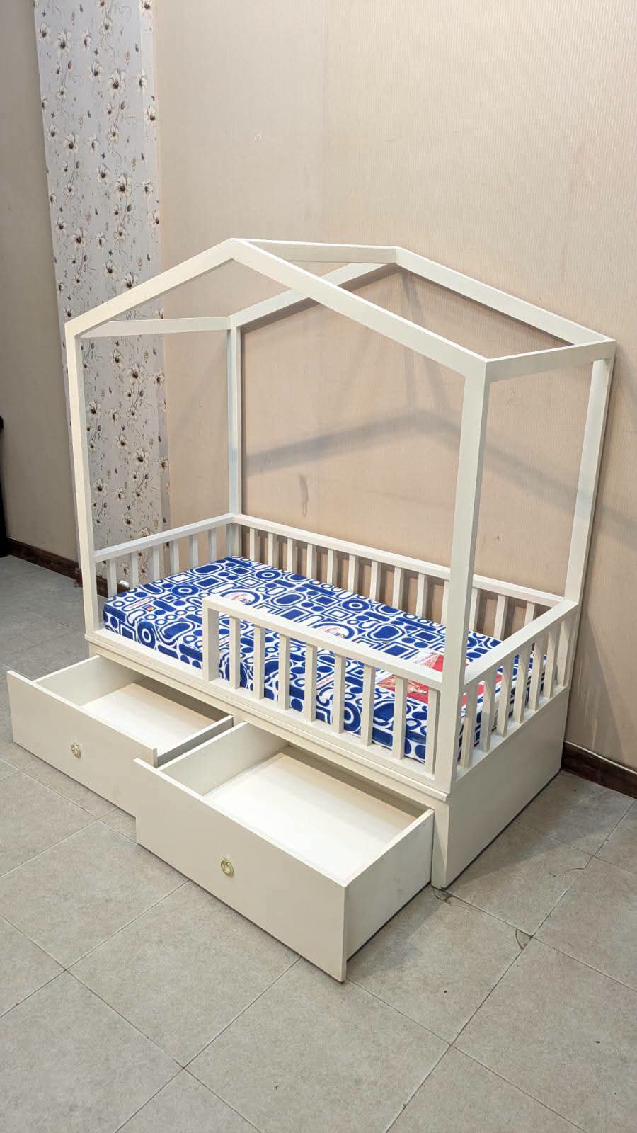 Kid's House Style Bed with Mattress