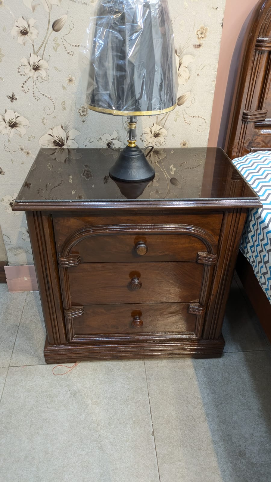 Single bed with 1 side table