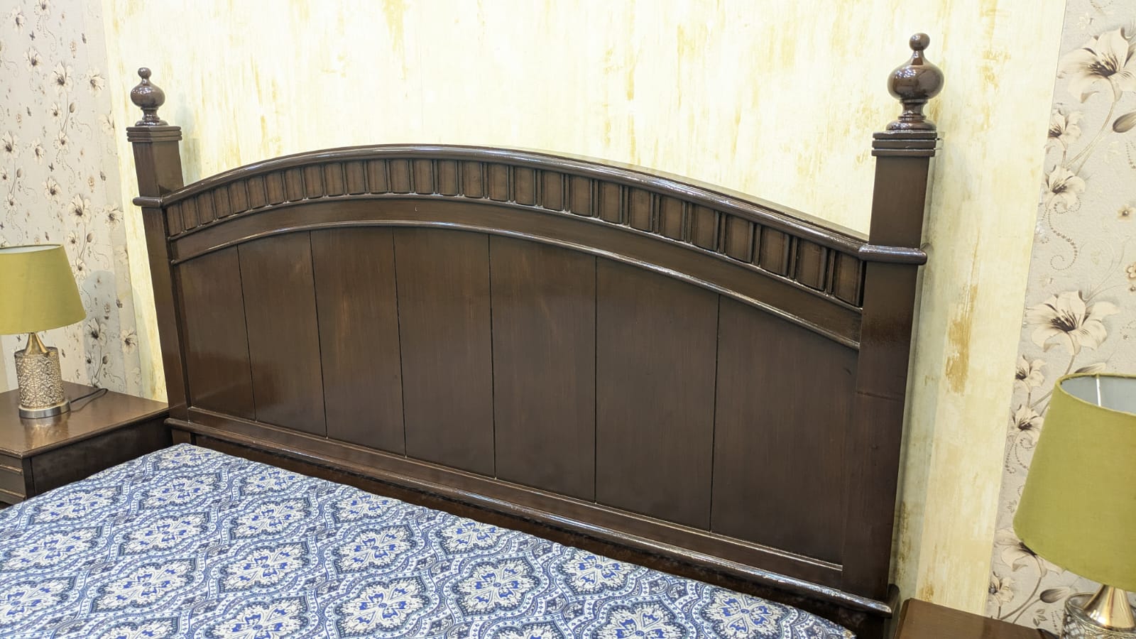 King Size Bed With 2 Side Tables