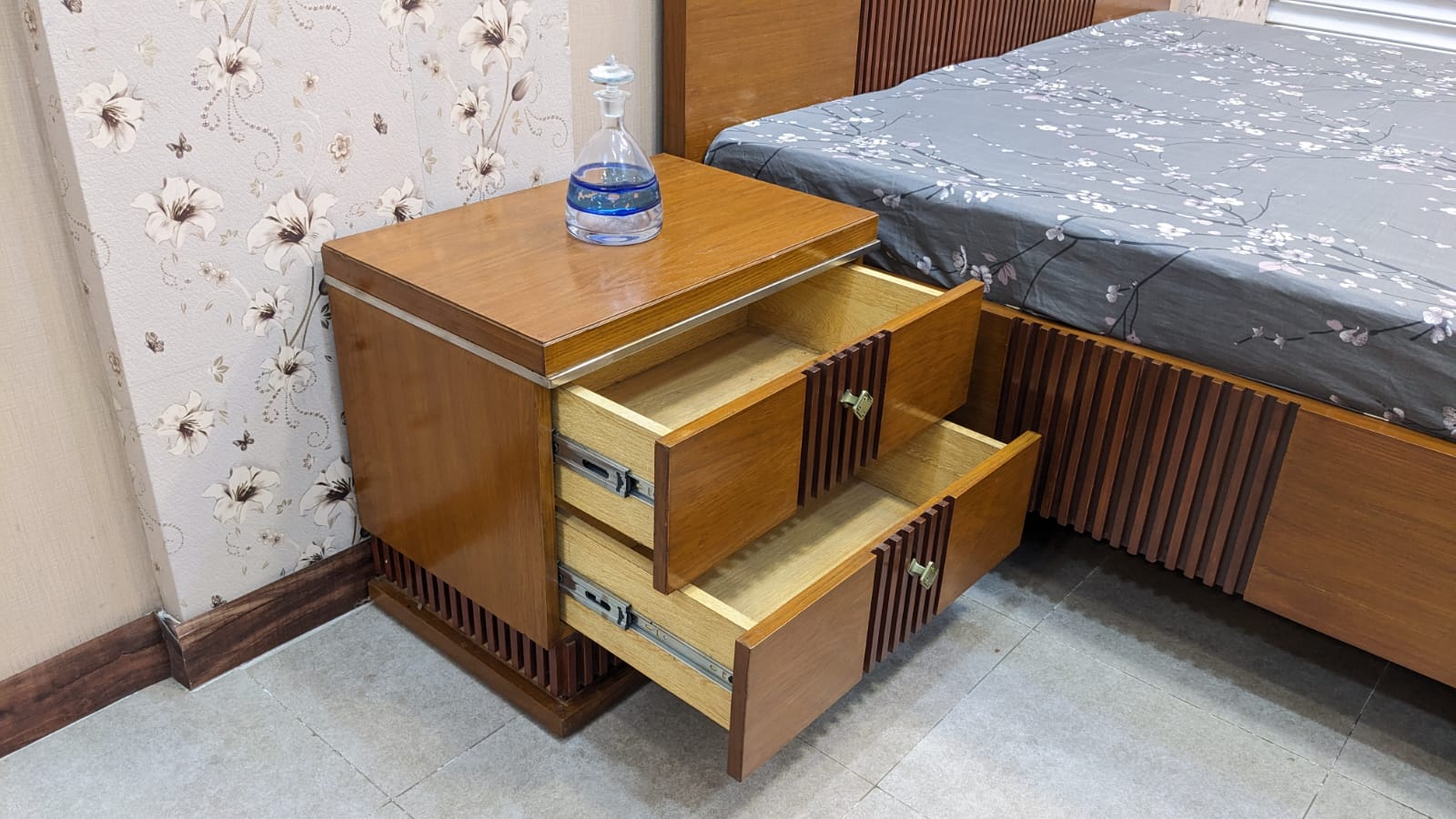 King Size Bed with 1 Side Table