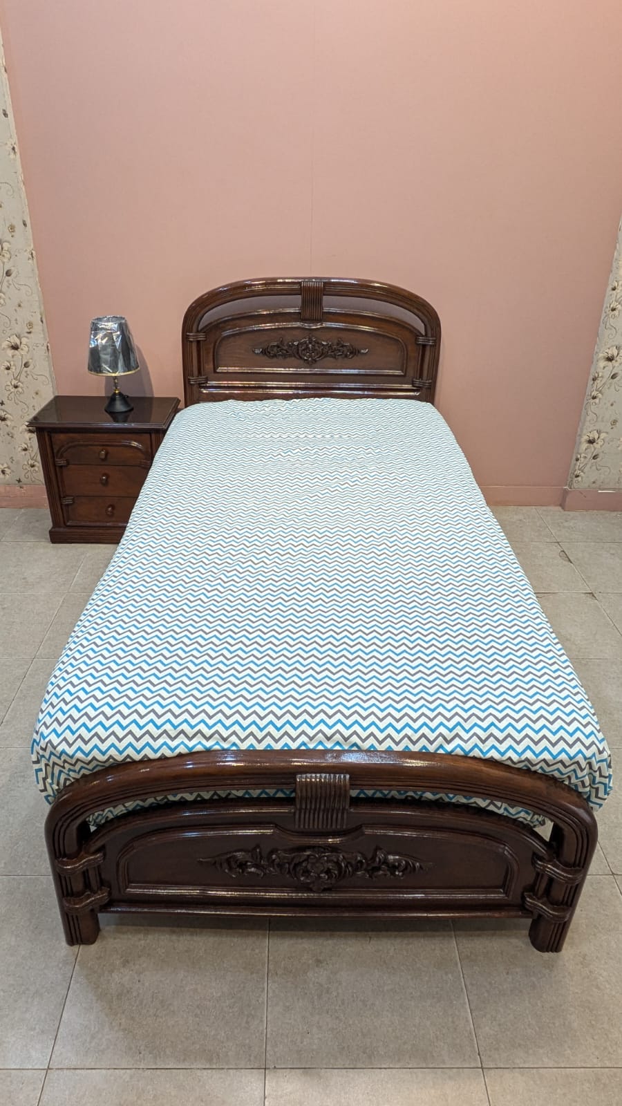 Single bed with 1 side table
