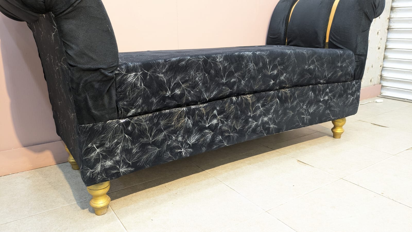 ELEGANT SETTEE WITH 2 MATCHING OTTOMANS