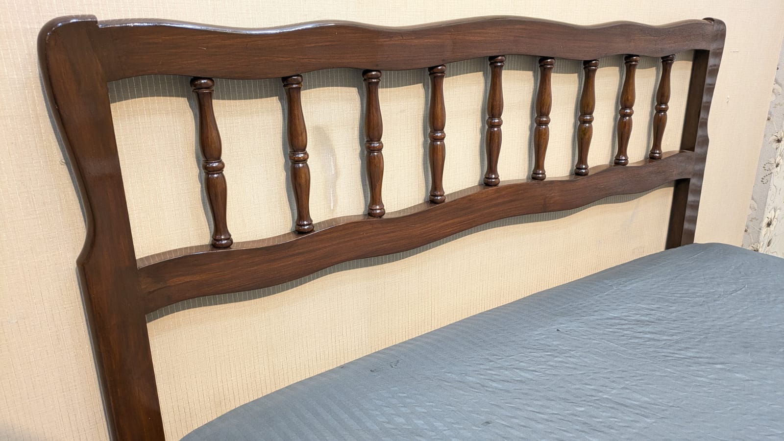 Queen Size Bed With Box Mattress and Spring Mattress
