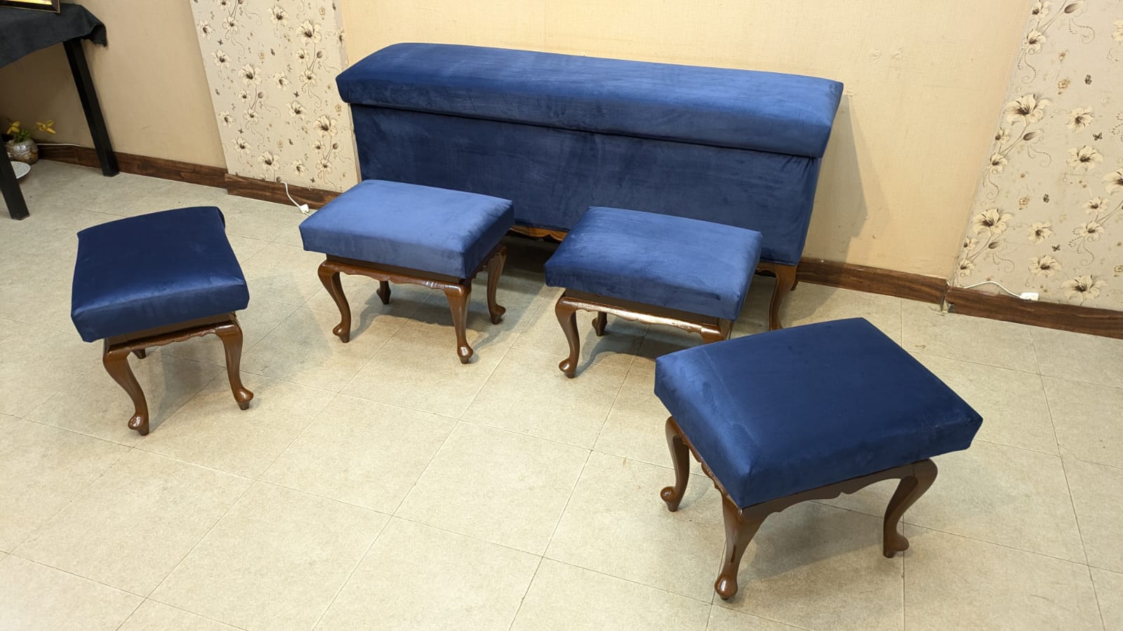 2 Seater Seattee with 4 Stools Or Pedicure Set